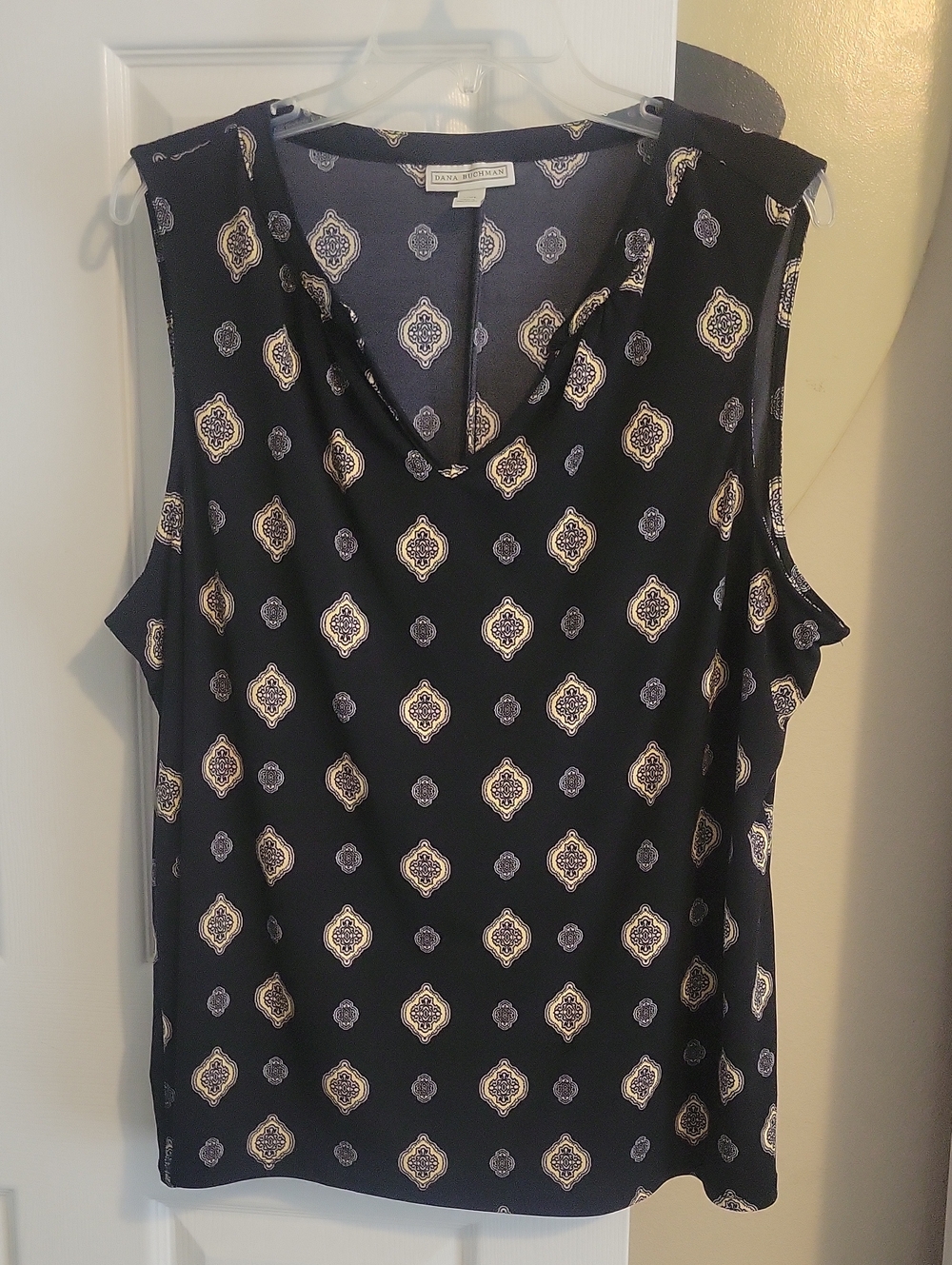Dana Buchman SzXXL Black Sleeveless V-Neck Yellow Medallion Print Top